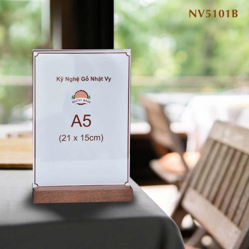 Standee để bàn đế gỗ, standee mica A5-NV5101
